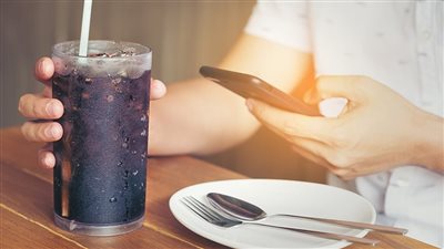 هل المشروبات الغازية تؤثر على صحة الكبد؟ 