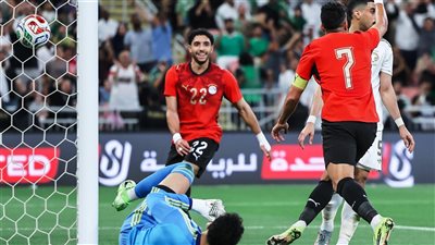 انهيار دفاعي وفرصة وحيدة.. ماذا قدم المنتخب السعودي أمام مصر في الشوط الأول