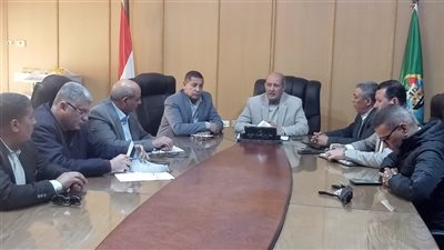 سكرتير عام الفيوم يعقد اجتماعًا لتنفيذ قرار مواعيد فتح وغلق المحال العامة