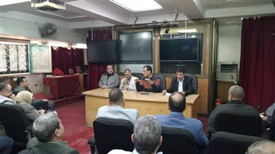 مدير تعليم سوهاج يعقد اجتماعًا موسعًا لمتابعة سير العمل وتنفيذ تكليفات الوزارة