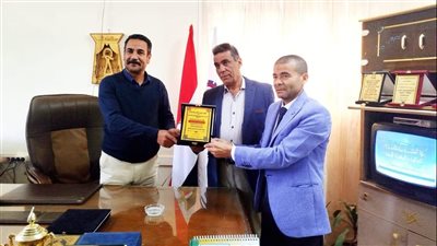 مدير تعليم دشنا يكرم القائمين على حفل حفظة القرأن الكريم 