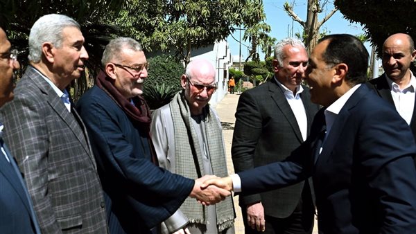 رئيس الوزراء يبدأ جولة تفقدية بسوق العبور لتجارة الجملة وأحد فروع "كاري أون"