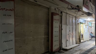 مدير أمن قنا يشرف على تنفيذ قرار غلق المحال التجارية 