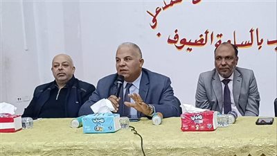 مدير تعليم الفيوم يكرّم الموظفين المثاليين بديوان المديرية