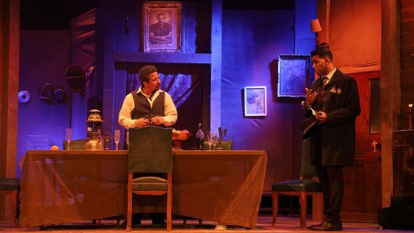 الكمامة تتحول من حماية إلى أداة ضغط في مهرجان المسرح العالمي