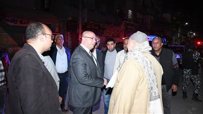 لليوم الثاني ..  محافظ الفيوم يقوم بجولة ليلية  لمتابعة التزام المحال التجارية والمطاعم بمواعيد الغلق 