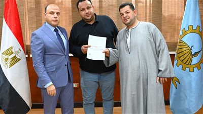 محافظ الغربية يُسلّم 10 عقود تقنين أراضي أملاك دولة للمستفيدين