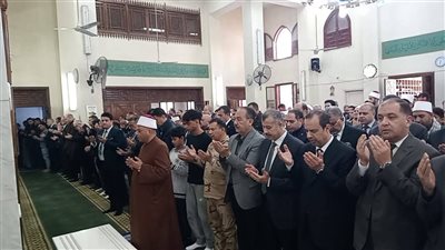 تشييع جنازة والدة وزير الصناعة بمسقط رأسها في الشرقية