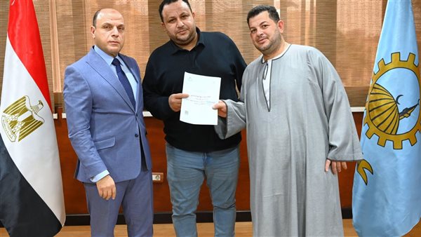 محافظ الغربية يُسلّم 10 عقود تقنين أراضي أملاك دولة للمستفيدين