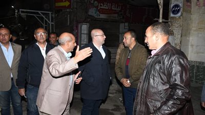 محافظ الفيوم يواصل جولاته الميدانية الليلية لمتابعة الالتزام بمواعيد الغلق 