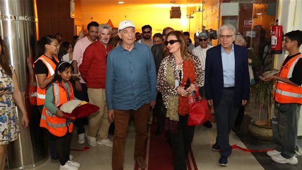 نجوم سينما يوسف شاهين في افتتاح معرض يضم أعماله بمهرجان الأقصر الأفريقي