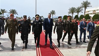 محافظ جنوب سيناء يرفع العلم بساحة العلم بطابا