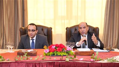   وزير العمل يزور شركة هواهونج للملابس ويلتقي مستثمرين مصريين وأجانب