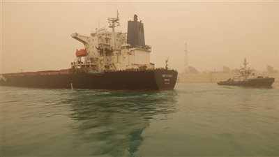 تعويم سفينة صب جنحت بقناة السويس 