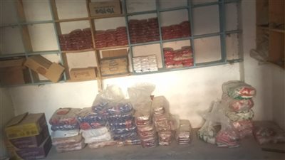 ضبط 1073 عبوة سلع تموينية قبل بيعها بالفيوم 