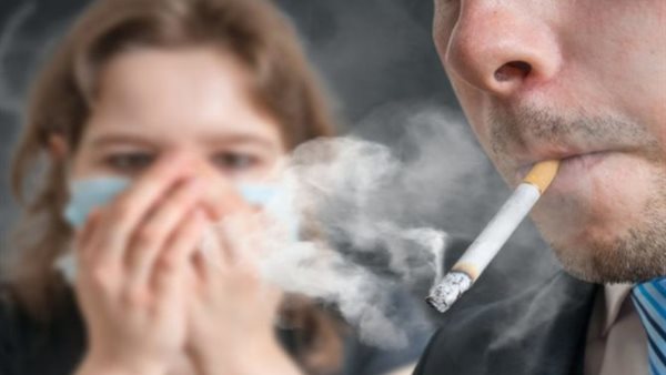باحثون يوضحون كيف يؤثر التدخين السلبي على صحة الفم لدى الأطفال