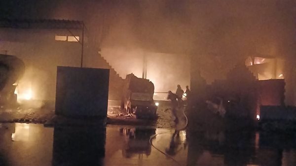 بـ 10 سيارات إطفاء.. الحماية المدنية تسيطر على حريق مصنعي نجع حمادي