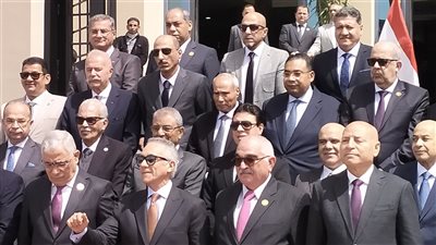قيادات الدولة يلتقطون صورة تذكارية أمام مقر «قضايا الدولة» الجديد في ختام الافتتاح