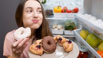 هل قلة النوم تزيد الرغبة في تناول السكريات؟