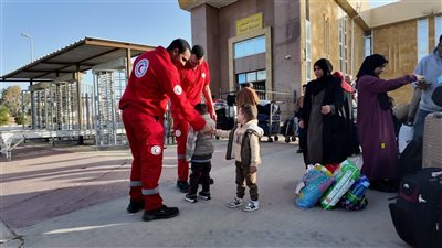 الهلال الأحمر المصري يطلق قافلة «زاد عزة» الـ 170..  ويستقبل الدفعة 30 من المصابين