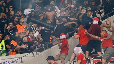 شغب الملاعب يعود للواجهة.. حادثة فرنسا تثير مخاوف جديدة في كرة القدم الأوروبية