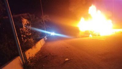 إصابة شخصين إثر اشتعال سيارة ملاكي بعد اصطدامها بحاجز خرساني بالبحيرة