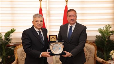 أسامة ربيع ومحافظ بورسعيد يناقشان تطوير المعديات والكباري ودعم المشروعات التنموية