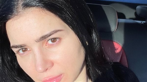 بإطلالة جذابة من سيارتها.. مي عز الدين تعود للشعر الأسود