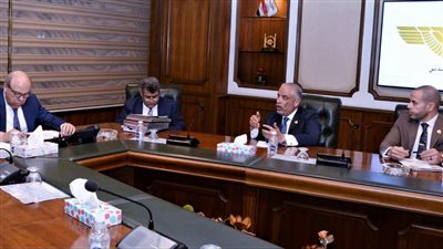 وزير الطيران يبحث وعدد من نواب البرلمان دعم آليات العمل المشترك