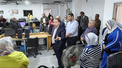 مقرر لجنة التطوير بمؤسسة الوفد الإعلامية يتفقد صالة التحرير ويجتمع بالصحفيين.. صور