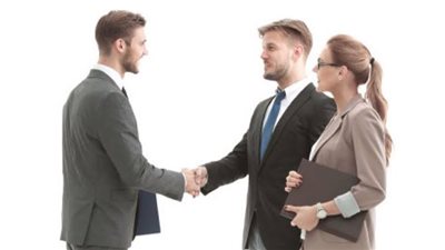 4 أشياء يلاحظها الآخرون عنك فور لقائك لأول مرة
