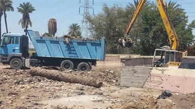 بدء تطهير ترعة عرب المدابغ بحي غرب في أسيوط