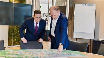 سفير مصر بلاهاي يبحث تعزيز التعاون مع ميناء أمستردام في الهيدروجين الأخضر والطاقة النظيفة