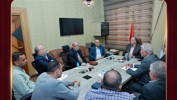 نقيب المحامين يبحث آليات تحسين الأداء داخل إدارات المعاشات والمالية