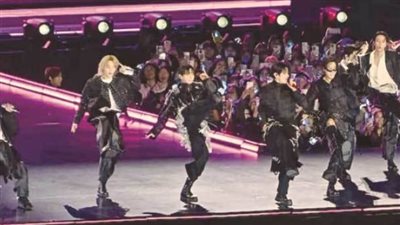 انطلاق فرقة BTS في جولة الجديدة يثير جدلاً واسعاً رغم النجاح الجماهيري