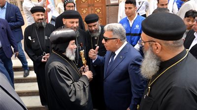 محافظ الدقهلية يقدم التهنئة لنيافة الأنبا صليب وشعب كنيسة ميت غمر 