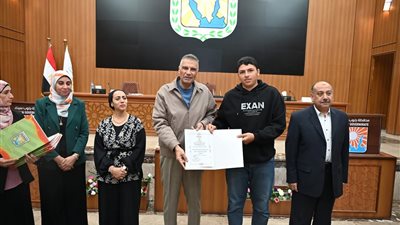 محافظ جنوب سيناء يكرّم خريجي دورات الحاسب الآلي وتنمية القدرات