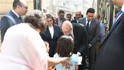 محافظ الفيوم يشارك الأطفال والمسنين فرحتهم بعيد القيامة المجيد