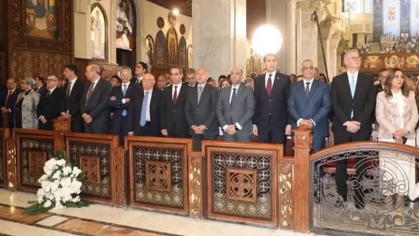 وزير العمل يشارك في قداس عيد القيامة المجيد ويهنئ البابا تواضروس الثاني