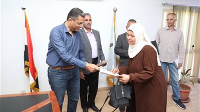 بعد سنوات من الانتظار.. البرقي يسلم عقود 493 وحدة سكنية لمستحقيها بالقصير 