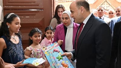 محافظ الغربية يشارك أقباط طنطا فرحة عيد القيامة المجيد ويوزع هدايا الرئيس