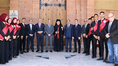 محافظ الإسماعيلية يزور كنائس المحافظة للتهنئة بعيد القيامة المجيد