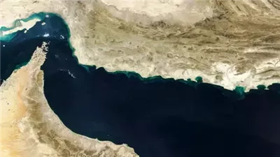 الحرس الثوري: سنتعامل بحزم مع أي اقتراب لسفن حربية من مضيق هرمز