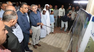  محافظ البحر الأحمر يتفقد موقع محطة تحلية مرسى علم ويوجه بدراسة حلول مائية للقرى الساحلية