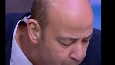 أتحدى مذيع يعملها غيري.. عمرو أديب يتناول الفسيخ والرنجة على الهواء (فيديو)
