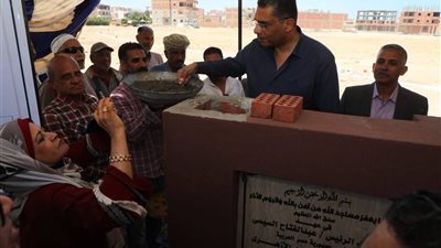 بالجهود الذاتية.. البرقي يضع حجر أساس مركز بدر الإسلامي بالقصير 
