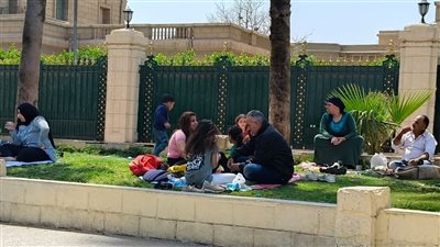شاهد.. احتفالات المصريين بشم النسيم في الميادين العامة