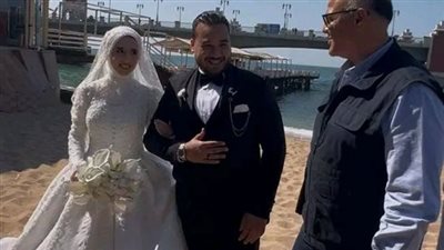 في لفتة إنسانية.. محافظ الإسكندرية يفاجئ عريس الشاطئ ويشاركه فرحة الزفاف