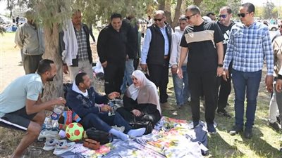 رئيس جهاز العاشر يتفقد الكفراوي وسط زحام شم النسيم