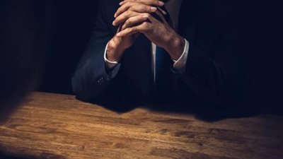 كيف تصبح صعب الخداع.. مهارات نفسية بسيطة تغيّر طريقة تفكيرك